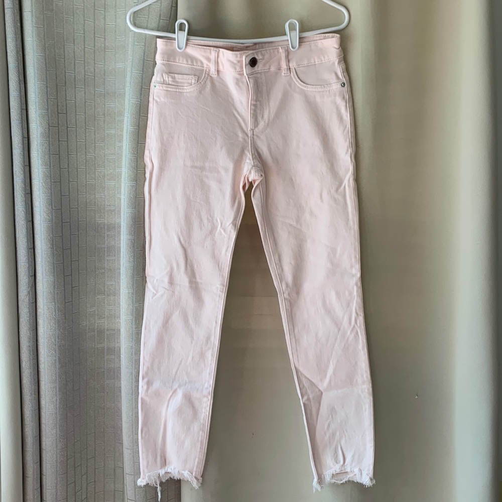 Pale pink frayed cropped jeans
